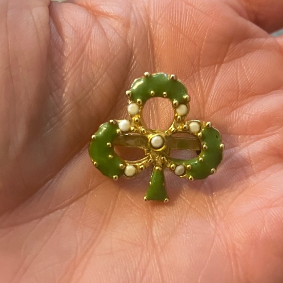 Vintage 1950s Four-Leaf Clover Brooch with Green Enamel & Milk Glass - Picture 2 of 6